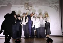 Kazališna skupina Panika Češke besede Sisak nastupila je s ovogodišnjom predstavom Nijemi film Deva kroz ušicu igle
