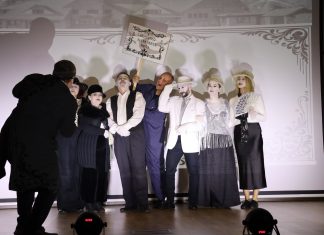 Kazališna skupina Panika Češke besede Sisak nastupila je s ovogodišnjom predstavom Nijemi film Deva kroz ušicu igle